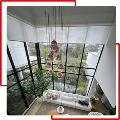 Instalación de cortinas en sala moderna